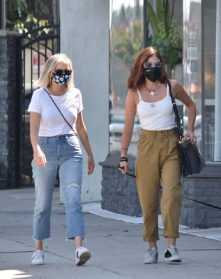 Lucy Hale is out for lunch at Sweet Butter in Sherman Oaks // 28.09.2020