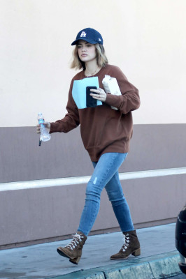 Lucy Hale – Grabs some food in LA