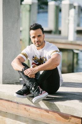 Luis Fonsi - Bleu Magazine