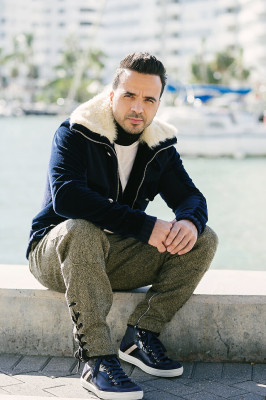 Luis Fonsi - Bleu Magazine