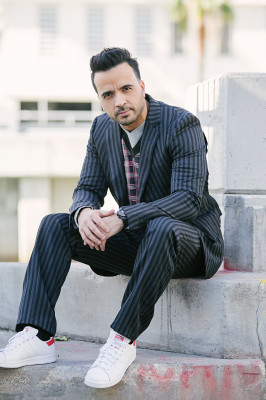 Luis Fonsi - Bleu Magazine