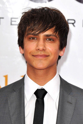 Luke Pasqualino pic #378941