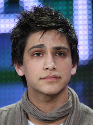 Luke Pasqualino pic #378932