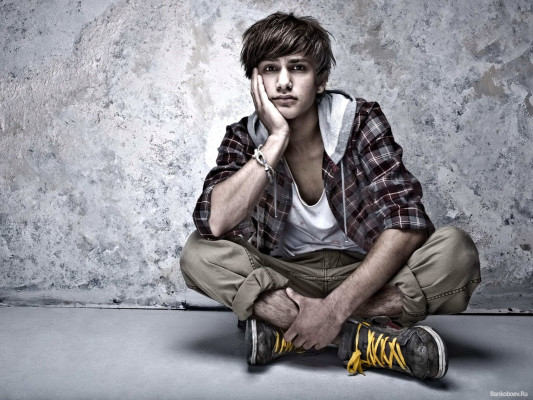 Luke Pasqualino pic #379800
