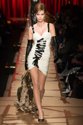 Luna Bijl - MOSCHINO FALL/WINTER 2017 FASHION SHOW IN MILAN