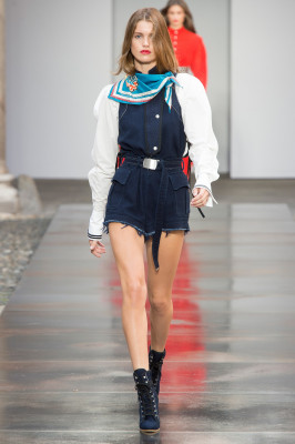 Luna Bijl - Philosophy Di Lorenzo Serafini S/S 2018 Fashion Show in M 