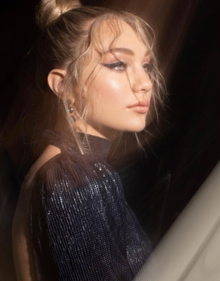 Maddie Ziegler – PhotoShoot 2018