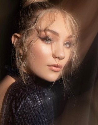 Maddie Ziegler – PhotoShoot 2018