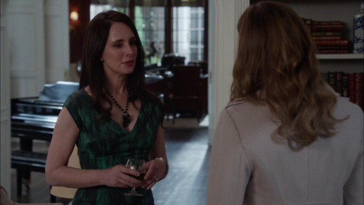 Madeleine Stowe - Revenge (2013) 2x22 &#039;Truth: Part 2&#039;