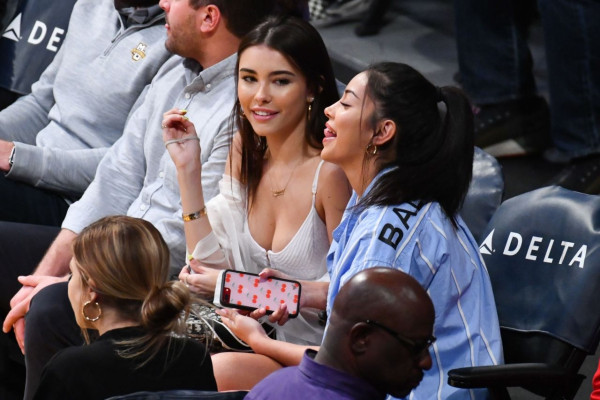 Madison Beer – LA Lakers vs Suns in Los Angeles 01/27/2019