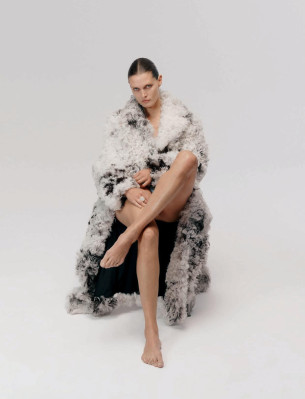 Malgosia Bela for Elle Poland 10.2024 by  PAULINA WESOLOWSKA