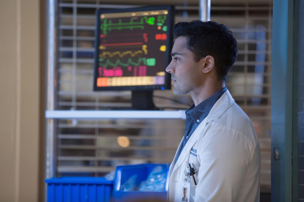 Manish Dayal - The Resident (2018) 1x01 &#039;Pilot&#039;