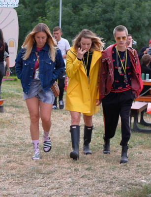 Margot Robbie at the Glastonbury Festival // June 22, 2017
