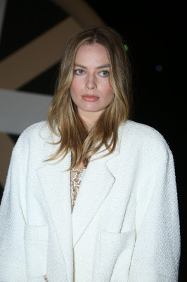 Margot Robbie - Chanel Fashion Show in Paris 01/25/2022