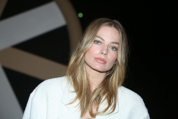 Margot Robbie - Chanel Fashion Show in Paris 01/25/2022