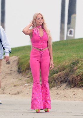 Margot Robbie - &#039;Barbie&#039; Set in Los Angeles 06/27/2022