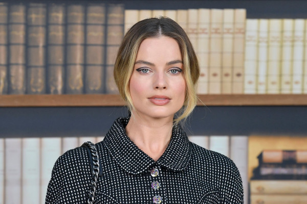 Margot Robbie - July 02 - Chanel: Paris Fashion Week
