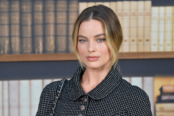 Margot Robbie - July 02 - Chanel: Paris Fashion Week