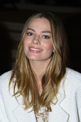 Margot Robbie - Chanel Fashion Show in Paris 01/25/2022