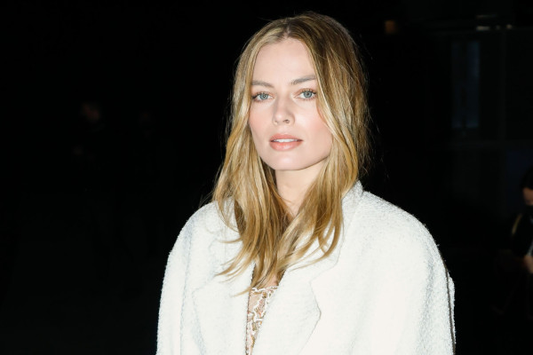 Margot Robbie - Chanel Fashion Show in Paris 01/25/2022