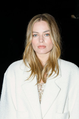 Margot Robbie - Chanel Fashion Show in Paris 01/25/2022