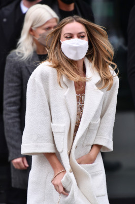 Margot Robbie - Chanel Fashion Show in Paris (Outside Arrivals) 01/25/2022