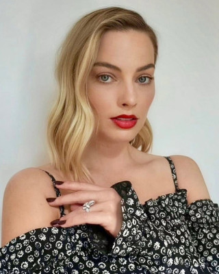Margot Robbie - Golden Globes 2021 Backstage