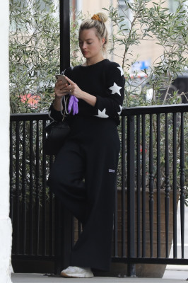 Margot Robbie and Tom Ackerley are seen at the Grocery Stores, 31.03.2020 
