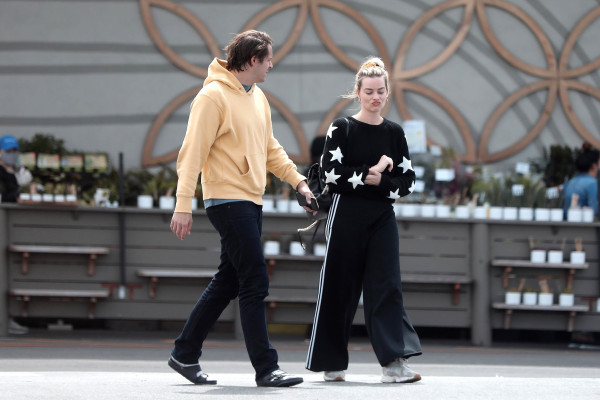 Margot Robbie and Tom Ackerley are seen at the Grocery Stores, 31.03.2020 
