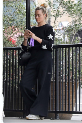 Margot Robbie and Tom Ackerley are seen at the Grocery Stores, 31.03.2020 