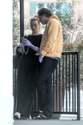 Margot Robbie and Tom Ackerley are seen at the Grocery Stores, 31.03.2020 