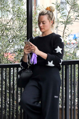 Margot Robbie and Tom Ackerley are seen at the Grocery Stores, 31.03.2020 