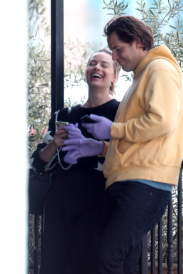 Margot Robbie and Tom Ackerley are seen at the Grocery Stores, 31.03.2020 