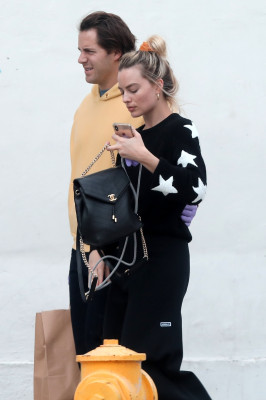 Margot Robbie and Tom Ackerley are seen at the Grocery Stores, 31.03.2020 