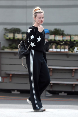 Margot Robbie and Tom Ackerley are seen at the Grocery Stores, 31.03.2020 
