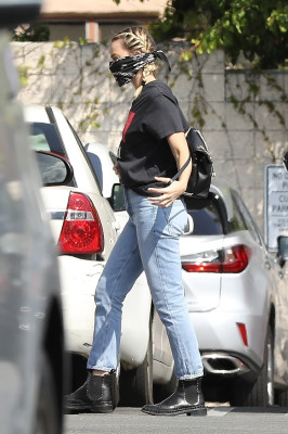 Margot Robbie is seen in Los Angeles 02.04.2020