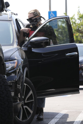 Margot Robbie is seen in Los Angeles 02.04.2020