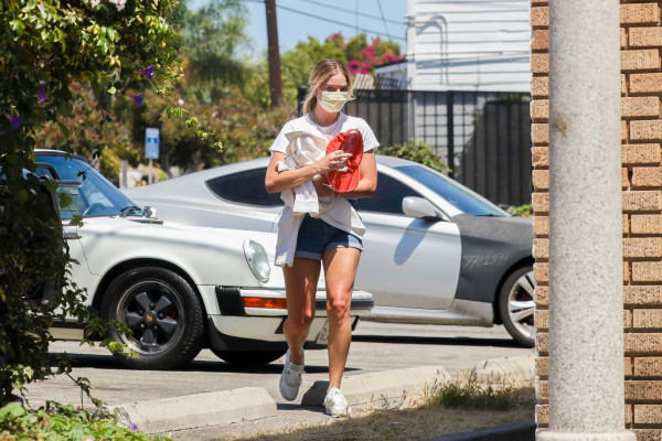 Margot Robbie - visits an office in Santa Monica, California 07.12.2020