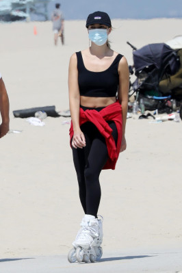 Margot Robbie - Malibu | 04.18.2021