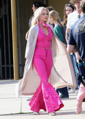 Margot Robbie - &#039;Barbie&#039; Set in Los Angeles 06/22/2022