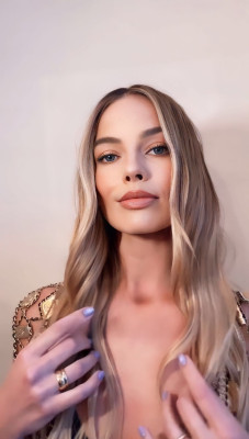 Margot Robbie – Chanel Cruise Show Photo Shoot (May 2023)