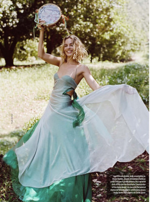 Margot Robbie – Natural Style March 2019