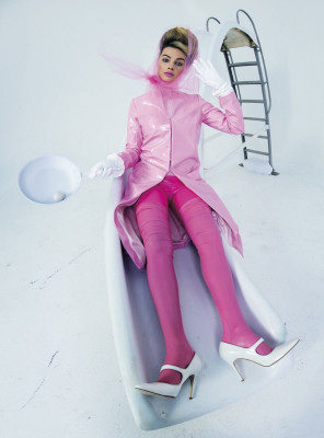 Margot Robbie – Photoshoot for W Magazine’s “Best Performances of the Year” Issu