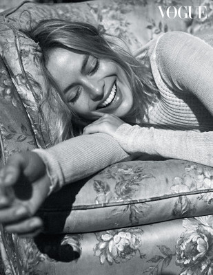 Margot Robbie – Photoshoot for Vogue Australia 2017