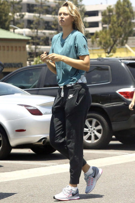 Maria Sharapova – Shopping at Bristol Farms in Manhattan Beach