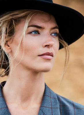 Martha Hunt – Issue Volume 25 2019
