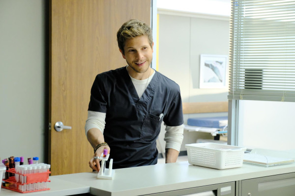 Matt Czuchry - The Resident (2018) 1x02 &#039;Independence Day&#039;