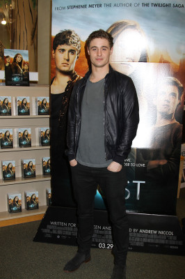 Max Irons pic #702976
