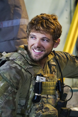Max Thieriot - Seal Team (2017) 1x09 &#039;Rolling Dark&#039;