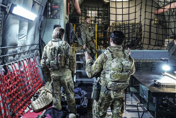 Max Thieriot - Seal Team (2017) 1x09 &#039;Rolling Dark&#039;